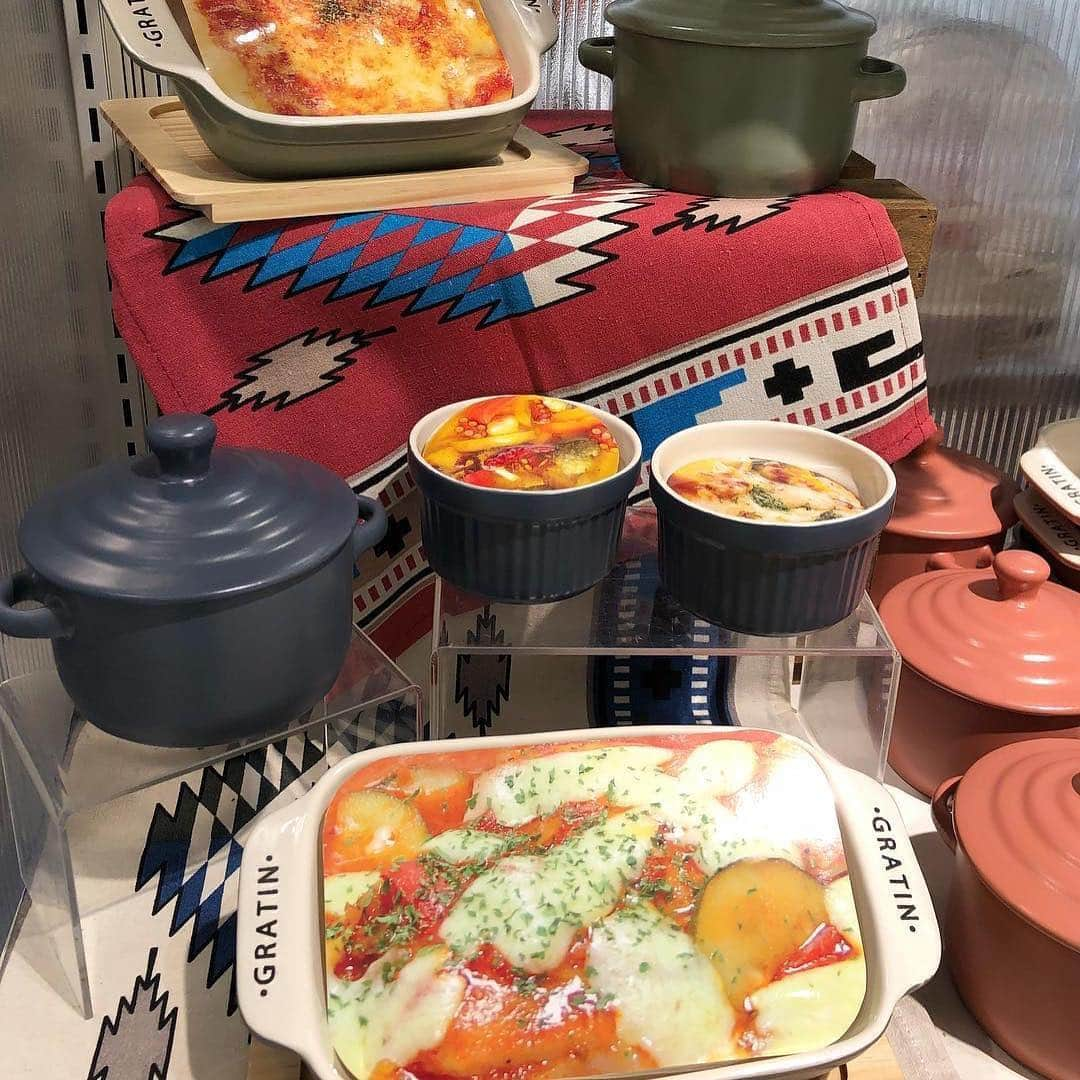 3COINSさんのインスタグラム写真 - (3COINSInstagram)「🥘NEW KITCHEN ITEMS🥘 . ◇グラタン皿(長方形、正方形) ◇蓋付きココット ◇ココット2個セット 各￥300+TAX . これからの季節にオススメのキッチンアイテムが多数入荷しております！ 毎年大人気のグラタン皿は今年ちょっぴり大きくなって登場です☆ . 食欲の秋にピッタリなアイテムで何を作ろうか悩んじゃいますね♪ パーティにもオススメ！ . @3coins_izumi.hitomi  @3coins_kanazawa.chisa . . ※店舗により品揃え・在庫が異なります。 取り置き・取り寄せは行っておりません。ご了承ください。 . #3COINS #スリーコインズ #スリコ #グラタン #食欲の秋 #パーティ  #ココット #秋 #料理 #プチプラ」9月25日 18時43分 - 3coins_official