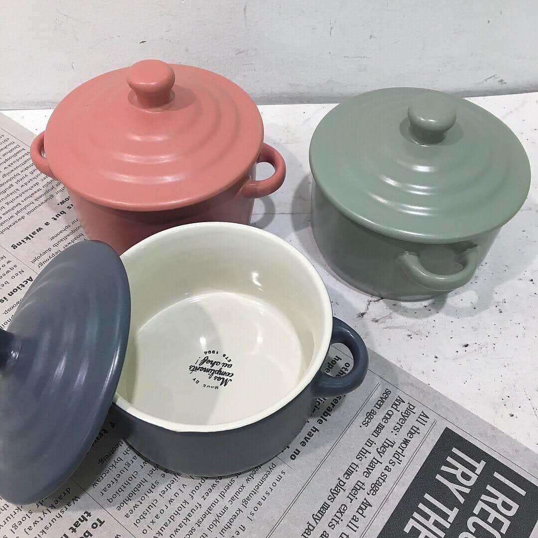 3COINSさんのインスタグラム写真 - (3COINSInstagram)「🥘NEW KITCHEN ITEMS🥘 . ◇グラタン皿(長方形、正方形) ◇蓋付きココット ◇ココット2個セット 各￥300+TAX . これからの季節にオススメのキッチンアイテムが多数入荷しております！ 毎年大人気のグラタン皿は今年ちょっぴり大きくなって登場です☆ . 食欲の秋にピッタリなアイテムで何を作ろうか悩んじゃいますね♪ パーティにもオススメ！ . @3coins_izumi.hitomi  @3coins_kanazawa.chisa . . ※店舗により品揃え・在庫が異なります。 取り置き・取り寄せは行っておりません。ご了承ください。 . #3COINS #スリーコインズ #スリコ #グラタン #食欲の秋 #パーティ  #ココット #秋 #料理 #プチプラ」9月25日 18時43分 - 3coins_official