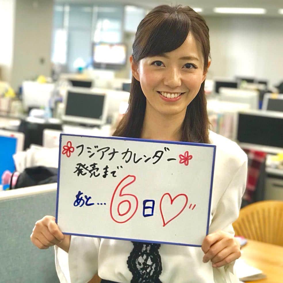 フジテレビアナウンサーのインスタグラム：「10月1日のフジテレビ女性アナウンサーカレンダーの発売日まであと6日☺️ 今日は内田アナウンサーによるカウントダウンです✨  読書の秋の10月を担当の内田さん☺️ ソファで読書…そして、うつらうつら😴している彼女を起こしてあげたいような、寝かせてあげたいような…🤔なんていうプロデュースチームによる妄想があったとか、なかったとか。 普段とは印象を変えた今回の撮影では、笑顔に加え、見ているこちらをハッとさせる表情も素敵で、カレンダーに使う写真選びに相当悩みました…😭 実は本と、私物メガネを使用したカットも撮っていたんですよ📷  #ストーリー も毎日更新中😇明日は誰かな🤔 #内田嶺衣奈 #フジテレビアナウンサー」