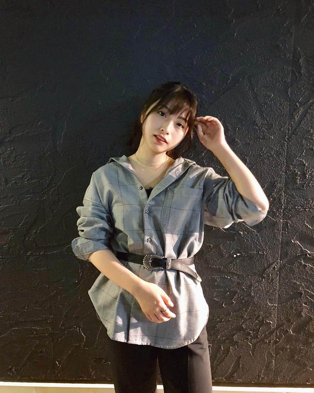 のインスタグラム：「レイジブルーのメンズシャツを着てみたよ！ ゆるっと着てベルトでしめるところは しめてきると今っぽくなる😎 中にはレースのキャミ合わせて 女の子らしさも❣️ トップスは @rageblue_official #RAGEBLUE#レイジブルー#レイジ女子#PR」