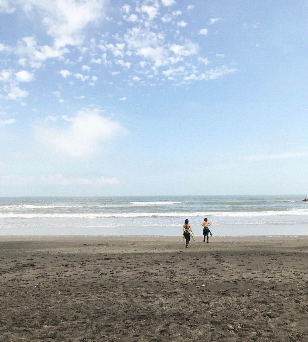 栗山遥さんのインスタグラム写真 - (栗山遥Instagram)「After surf🏄‍♀️ やっぱり海の近くに住みたいな 今住んでるところも遠くはないんだけどね、もっと日常の一部になるくらい近くに！ 電車がなくてもショッピングセンターがなくても遊ぶ場所がなくても全然構わない😌️💕むしろ今はそうゆう生活を夢見てるんだ〜〜💕いつか叶えたい💕」9月25日 19時42分 - harukakuriyama