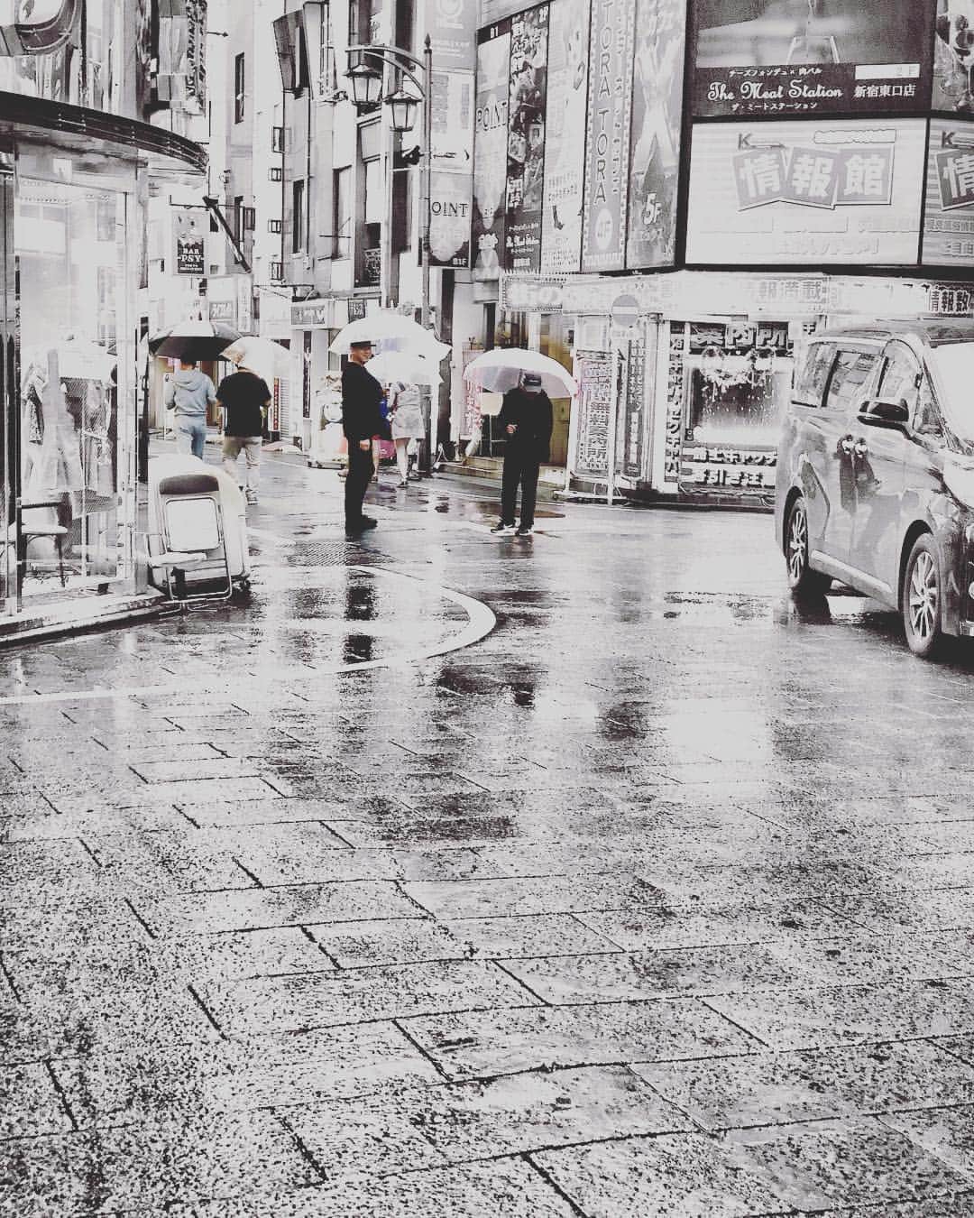 growthのインスタグラム：「DVDは？ 謎のキーワード… こわいんですけど #東京 #tokyo #kabukicho #shinjuku #新宿 #歌舞伎町」