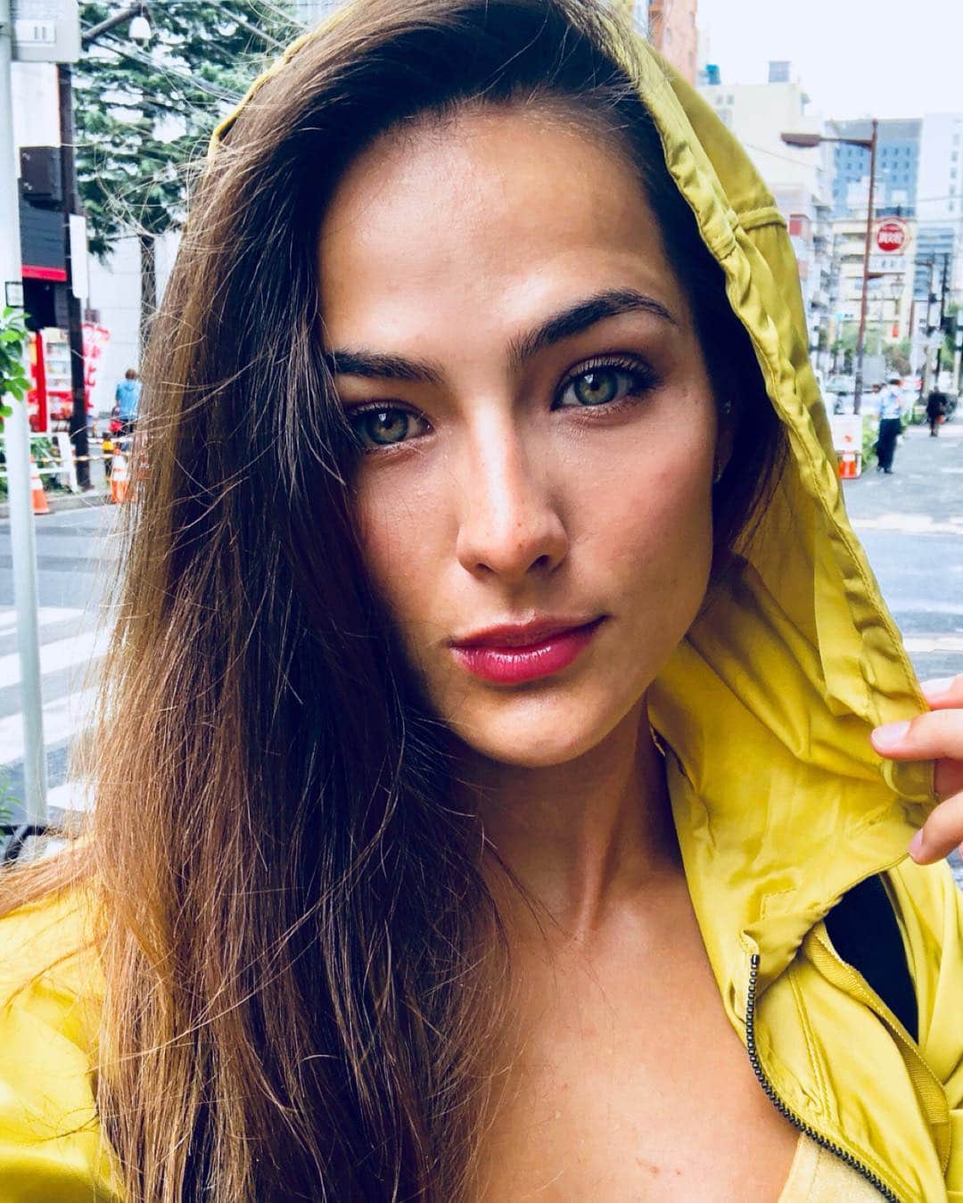Dutchさんのインスタグラム写真 - (DutchInstagram)「From Tokyo with love🐝💕 Even though it rains a lot here and this raincoat is basically my second skin now, I absolutely love it here!! Japanese people really define the word kind and are so thoughtful. I’m impressed by their way of living! Love diggin into new cultures💁🏻‍♀️ If in the meantime you’re wondering how I manage to still workout? I don’t lol. It’s been 1 week now! Having a break isn’t that bad☺️ but I do have the urge to go, it’s a good addiction. Hahaha! 😂 Tomorrow we are leaving to Kyoto and besides seeing so many beautiful places I’m also going to train again😍 Makes me happy! Hope your beautiful self is having a great day, much love from Japan!🇯🇵 #tokyo #kyoto #japan #travel #workout #rain #fitness」9月25日 19時50分 - nochtlii