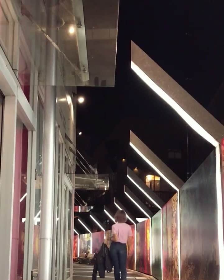 AKIKOのインスタグラム：「Walking away from my problems like...💁🏻‍♀️ 「逃げるは恥だが役に立つ！」(そろそろ問題に直面しないといけない歳になったけど)(まだ自由な身でいたいけど)」
