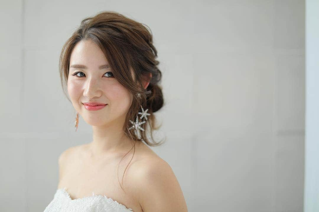 Decollte_hairandmakeupのインスタグラム：「ゆるめのアップ : ヘアメイク  @mariko.k_hm  Bride @konoko9713_wd ・・・ . . ガーデンに合わせたスタイル☺︎ . . #LEBERYL の総レースガウンドレスお似合いでした⭐️ @studiosola_hokkaido  #thedressshop  #photographer  #wedding  #weddinghair  #weddingphoto  #洋装 #洋装前撮り #colors  #前撮り#weddingdress  #ウェディング #結婚式#結婚 #結婚式準備 #haircolor  #2018秋婚 #2018冬婚 #プレ花嫁#卒花嫁 #hairstyle  #日本中のプレ花嫁さんと繋がりたい  #ヘアスタイル #ヘアメイク #ロケーションフォト  #カットモデル #スタジオ #花嫁ヘア  #ヘアアレンジ #hairmake」