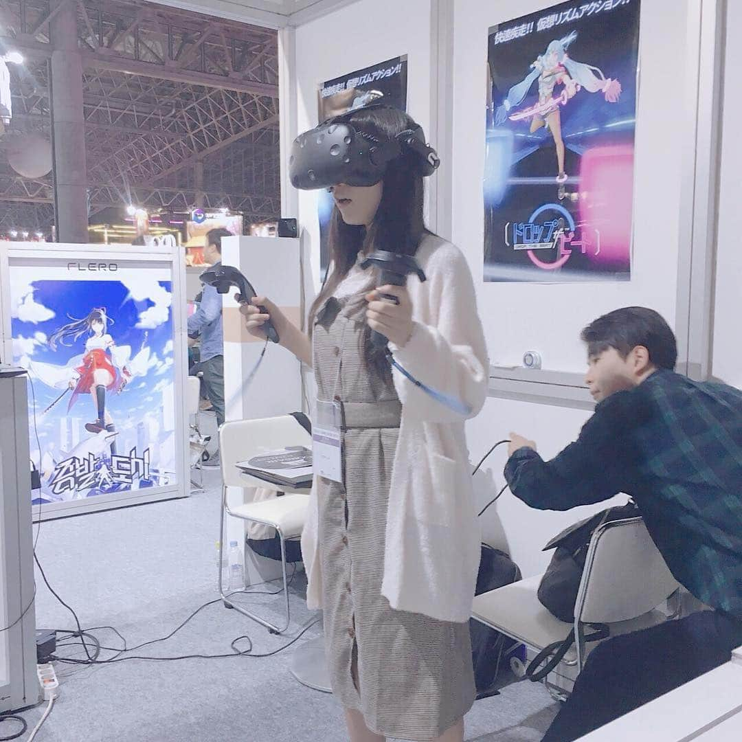 衛藤愛祐美さんのインスタグラム写真 - (衛藤愛祐美Instagram)「先日行われた東京ゲームショウにニコ生【Pのお宅にあつまってみた！】の取材で行ってきました〜！ ． やってみたかったVRの音ゲーやラブライブの推しと触れ合えるもの(？)もあったりでめちゃめちゃ楽しかったです…！ ．  #東京ゲームショウ #東京ゲームショウ2018 #tgs #tgs2018 #キングダムハーツ #ラブライブ #ラブライブサンシャイン  #pubg」9月25日 20時26分 - _eto_ayumi