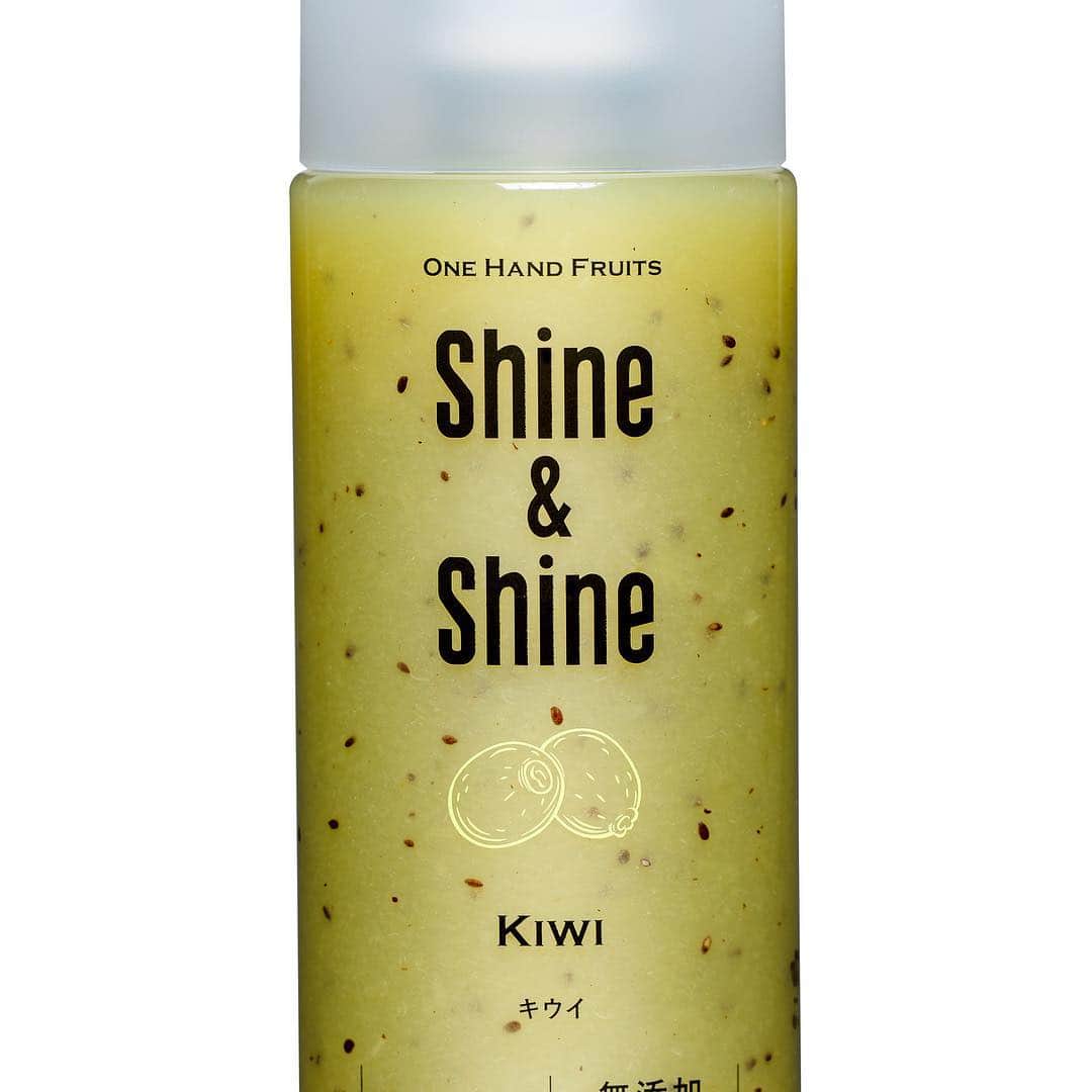Shine&Shineさんのインスタグラム写真 - (Shine&ShineInstagram)「キウイシリーズ第3弾リニューアル版『キウイ』新発売！  たっぷり果肉はそのまま。 キウイの酸味とリンゴの甘さが絶妙に調和。  シリーズ最高傑作にして、自信作！ぜひお試しください！  #shineandshine #onehandfruit #濃縮還元ではない #ストレート果汁 #新発売 #キウイ」9月25日 20時33分 - shineandshine_jp
