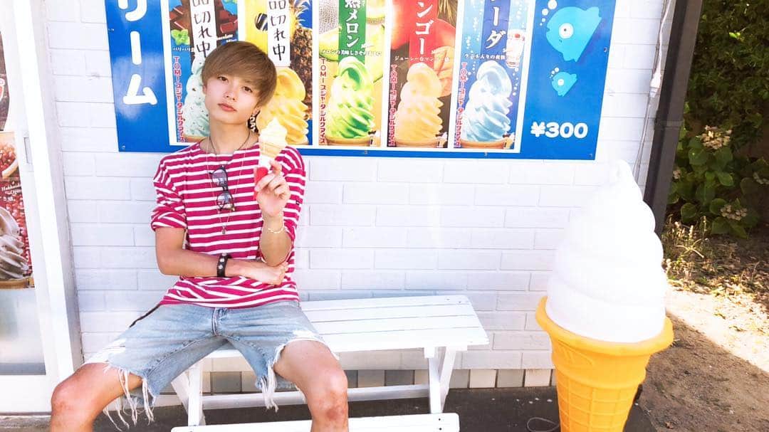 大橋岬さんのインスタグラム写真 - (大橋岬Instagram)「#夏の終わり 。  ここのソフトクリーム屋さん本当に美味しかったなぁ〜  楽しかった#式根島 旅行  また来年も行きたい  #instagood  #fashion  #menshair  #黒髪  #アッシュ  #メンズヘア  #メンズパーマ  #サロンモデル  #サロン  #美容雑誌  #撮影  #原宿 #表参道  #イケメン #追求  #summertime  #海  #ダメージデニム  #ボーダー  #ヘアアレンジ  #ヘアセット  #メンズファッション  #メンズヘアスタイル  #美容  #スタイリング  #サロンモデル  #セルフヘアアレンジ」9月25日 20時34分 - misaki_ohashi_