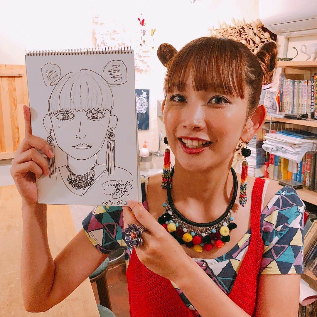 中上真亜子さんのインスタグラム写真 - (中上真亜子Instagram)「みぶきが描いてくれた私の似顔絵。すごいバカにしようとニヤニヤ待ってたらね、ビミョーに上手いしリアクションしにくかった。逆に絵がニヤついてる顔になってしまったお。そんな2人のロケは今夜のドォーモで🙆‍♀️ #エキセントリック娘」9月25日 21時07分 - maako_nakagami