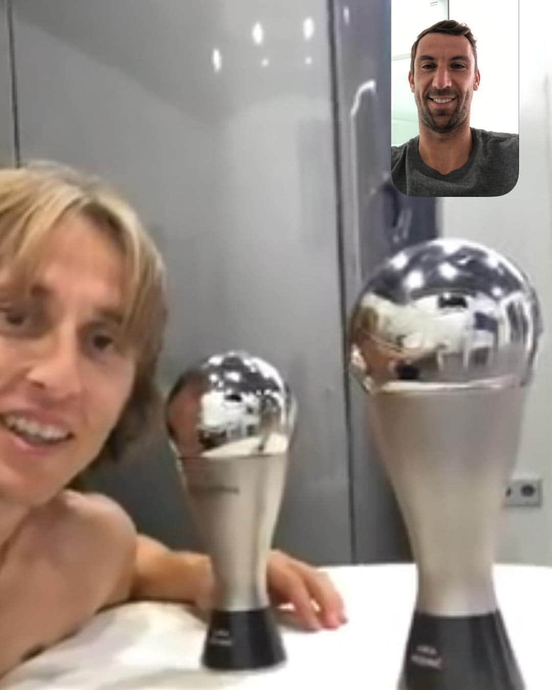 ダリヨ・スルナのインスタグラム：「Luka Modrić! Zasluženo prvi, najbolji, iznad svih!  Sad i za sva vremena… Ponosan sam što smo dijelili najbolje godine moga nogometnog života. Uvijek prvi, uvijek na zemlji, ucinio si nas vecima nego sto jesmo.  Tako to rade najbolji od najboljih! Kapa do poda Grande!💪🏻😘❤️⚽️」