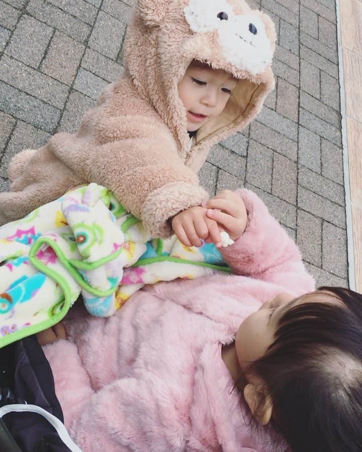 かなのインスタグラム：「． 懐かしいの見てる☺️💕 最近は喧嘩も増えて💦 これも成長なのかなー😳 ． もっと小さい頃の2人を見たいとリクエストいただいたのでもっと赤ちゃんの時のもまた今度載せますね👶🏻💕 ． ． #懐かしいシリーズ#なんせ最近写真撮ってないよ😂 #入園してからぐっと減った#みんなそう？？」