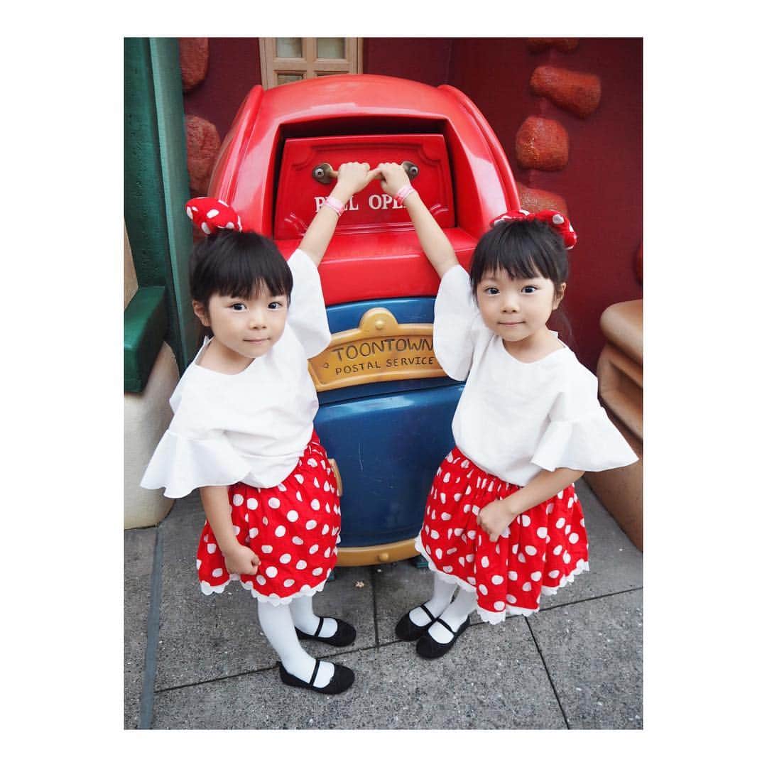 Yukiさんのインスタグラム写真 - (YukiInstagram)「ディズニーpicのつづきを載せさせてください♡ * *  午後からはミニーちゃんになりました♡♡ トゥーンタウンは双子ちゃんも大好きでいつも夢中になって遊びます♡ * *  スワイプ最後のシンデレラ城でガラスの靴を履くところは三姉妹ちゃんみんな大喜びでした💕  #yukikuu96_movie  #ハンドメイドミニー」9月25日 22時54分 - yukikuu96