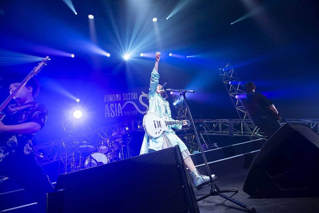 鈴木このみのインスタグラム：「12月まで続くアジアツアー。その時に感じる想いと変化を大切に！ 私らしく、全力でいきます。  そして「蒼の彼方」リリイベも待ってます💫 11/3 ラゾーナ川崎 11/25 大阪あべのキューズモール フリーライブとっても楽しみ！！」