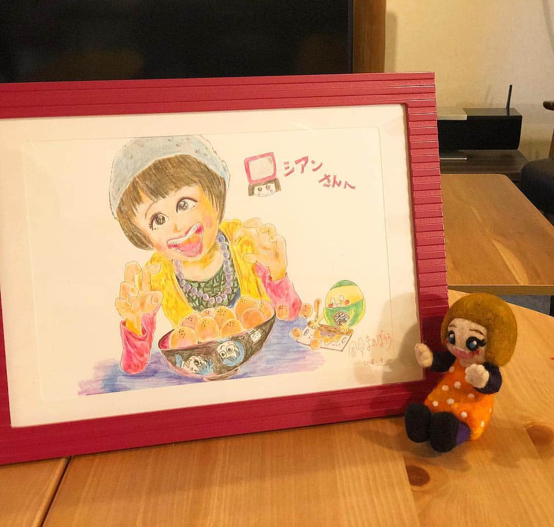 のインスタグラム：「かわいいイラストと、羊毛フェルトのぬいぐるみ頂きましたー！！ か、かわええええ😭❤️❤️❤️愛が❤嬉しみ🙏✨ #おなかがすいたらモンスター #ロシアン佐藤 #似顔絵 #プレゼント #羊毛フェルト #イラスト」