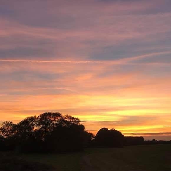 バスさんのインスタグラム写真 - (バスInstagram)「The Leicestershire sky looking like an artists palette tonight. Very pretty.  #Leicestershire #BeautifulSky #WhenTheSunGoesDown #sunset #photooftheday #fullofcolours🎨」9月26日 6時50分 - basheemskerk_89