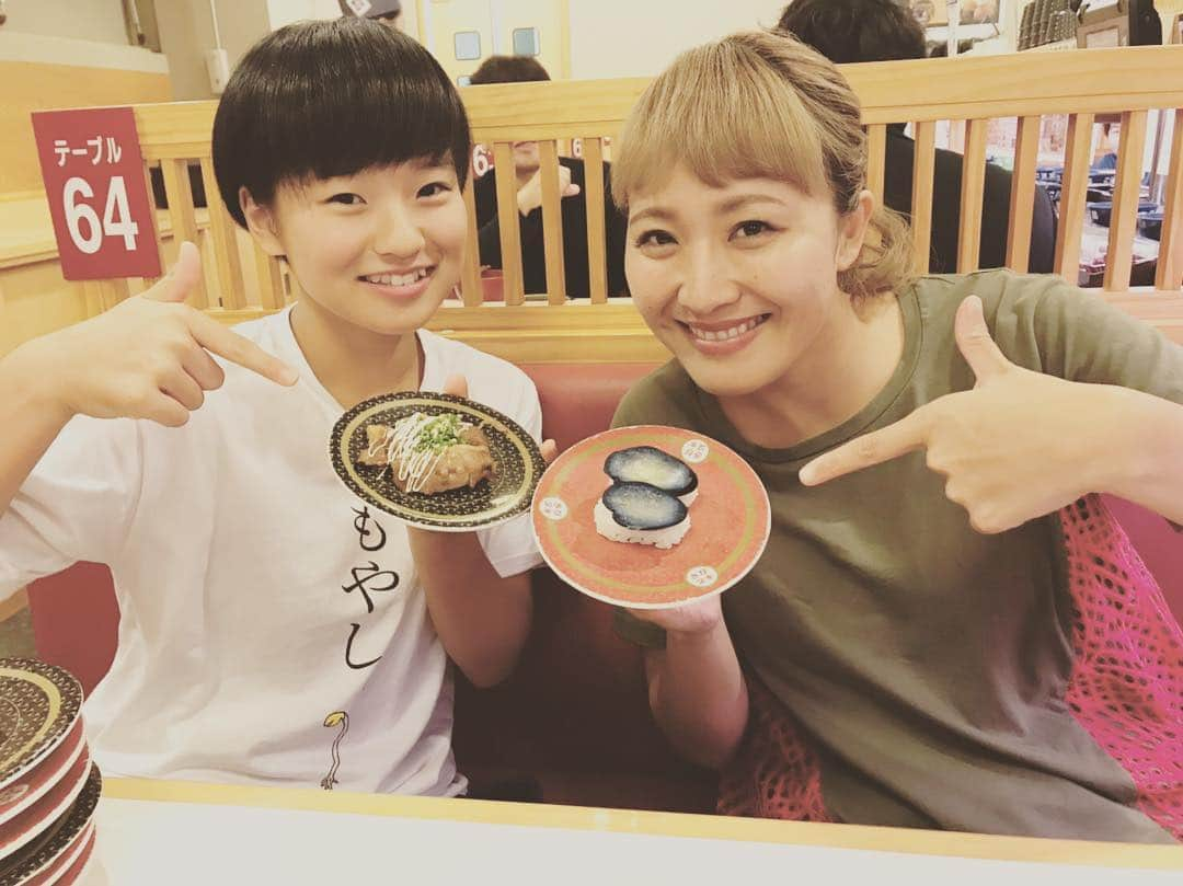 丸山桂里奈さんのインスタグラム写真 - (丸山桂里奈Instagram)「最近立て続けに行けた、はま寿司😻👻西尾家とマネージャーさん➕2😻 スピードワゴンさんのトークライブゲストで、初めて芸人さんのトークライブに行かせていただきました😻😼すごくチームな感じがして、距離が近く、だいぶ緊張してしまいましたが、とても楽しいひと時になりました👻関係者様、スタッフのまなさまありがとうございました😻そしてスピードワゴンのお二方、ありがとうございました🙌🙌🙌そんなこんなで、昨日のうちのガヤがすみません。の話しも、またあとでします🙌 とりあえず、今から沖縄です♫台風が心配されましたがなんとか大丈夫そうです🙏 また沖縄からupしますね😻🙏 #はま寿司 #いつものメンバー #西尾家 #いつもありがとうございます #大好き #もはや身内 #私の良き理解者 #そばにいてくれる人たちがいい人すぎます #日々感謝 #恩返し #せなちゃんのもやしTシャツ #なんでも可愛い #妹みたい #いや、娘か？ #癒し #今日も良き日に #笑顔で #いってきます #いい意味で #インスタバエ」9月26日 6時48分 - karinamaruyama