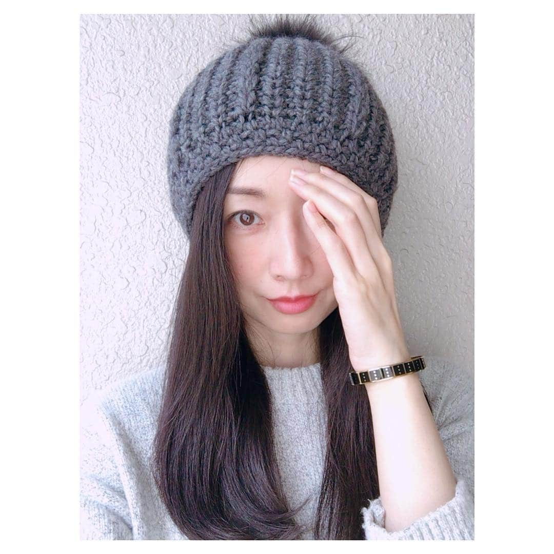 理絵さんのインスタグラム写真 - (理絵Instagram)「ロングヘアなつかしい .  今日は朝から寒いですね😵風邪など気をつけてくださいね .  #model #modella #actress #attrice #모델 #여배우 #ニット帽 #昔の写真 #tokyo #japan」9月26日 7時49分 - ____rie____