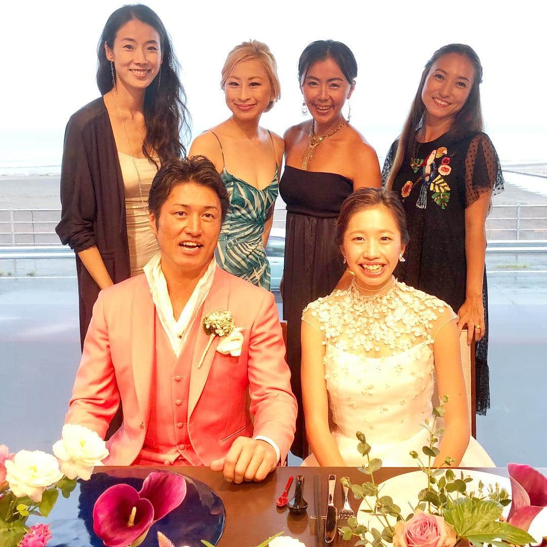 田中律子さんのインスタグラム写真 - (田中律子Instagram)「満月🌕大安の昨日は、 @tommy_gallery の結婚式に参列してきました❤️恵みの大雨が降る中、なんだかトミーの豊年祭のような、祝いの宴は続き、気付けば4時間以上⁈の結婚式でした🤣🌾🥂とても素敵なエリナちゃんとトミー❤️愛する人に出会って、この人とずっと一緒にいたいって思って、守るべき存在が出来て、生きる活力になる✨あー、愛こそすべて、La vie en rose 、バラ色の人生🌹愛って最幸❤️ #協会カメラマン #いつも撮ってるのに  #今日は主役  #ピンクのスーツ  #全身ピンク  #こんなかっこいいトミー初めて見た🤣 #トミー豊年祭 #エリナちゃん可愛い  #いつまでもお幸せに❤️ #La vie en rose」9月26日 8時20分 - ri2kotanaka