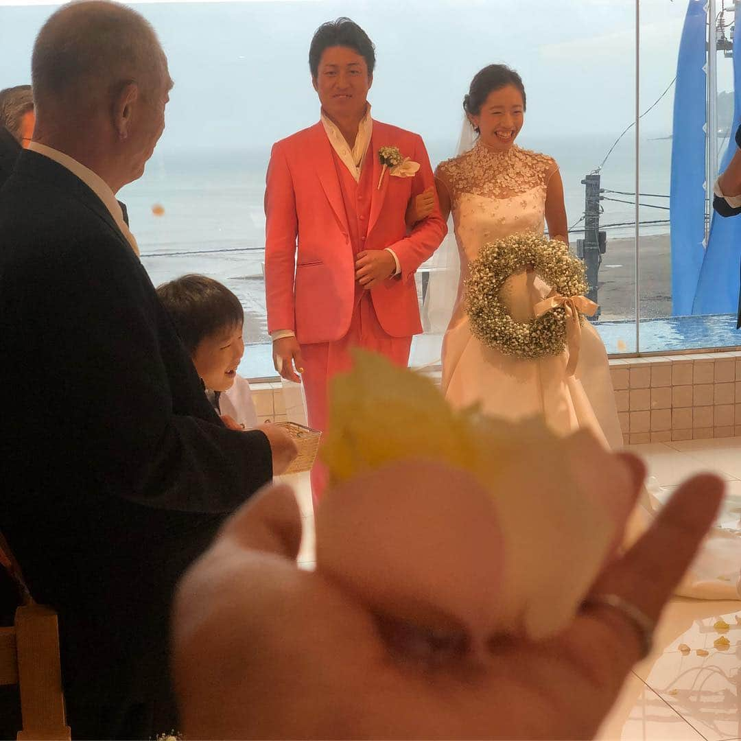 田中律子さんのインスタグラム写真 - (田中律子Instagram)「満月🌕大安の昨日は、 @tommy_gallery の結婚式に参列してきました❤️恵みの大雨が降る中、なんだかトミーの豊年祭のような、祝いの宴は続き、気付けば4時間以上⁈の結婚式でした🤣🌾🥂とても素敵なエリナちゃんとトミー❤️愛する人に出会って、この人とずっと一緒にいたいって思って、守るべき存在が出来て、生きる活力になる✨あー、愛こそすべて、La vie en rose 、バラ色の人生🌹愛って最幸❤️ #協会カメラマン #いつも撮ってるのに  #今日は主役  #ピンクのスーツ  #全身ピンク  #こんなかっこいいトミー初めて見た🤣 #トミー豊年祭 #エリナちゃん可愛い  #いつまでもお幸せに❤️ #La vie en rose」9月26日 8時20分 - ri2kotanaka