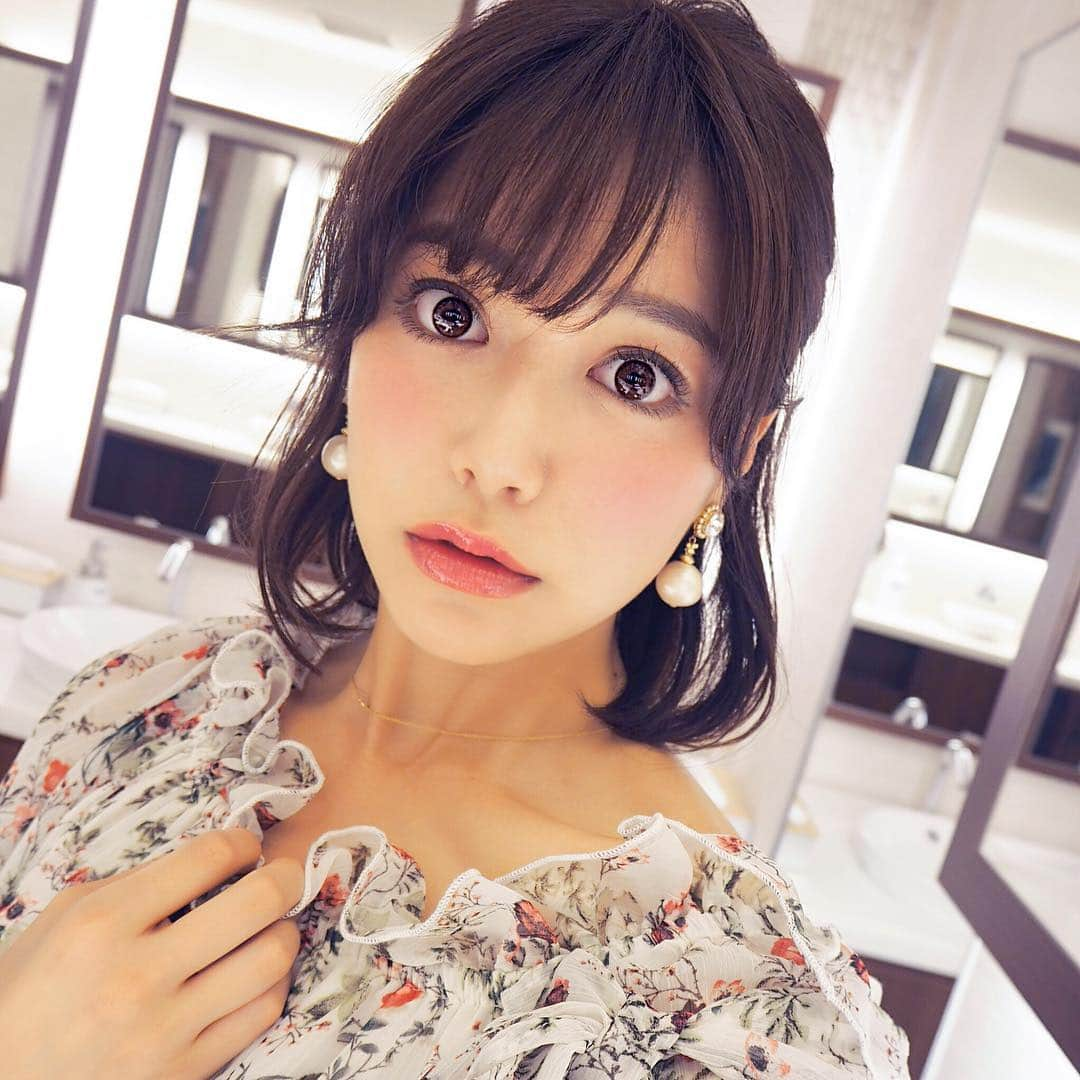 石井里奈さんのインスタグラム写真 - (石井里奈Instagram)「おはよん💕 . こないだの休日メイク💄💕 . ちょっといつもと違うと思いませんか？😗💕 フレッシュルック® デイリーズ® イルミネート®の新色のサークルレンズ エスプレッソゴールドをつけてみたよ👁💕✨ . . このシリーズのサークルレンズは複数のカラーリングを組み合わせた“3-in-1サークルテクノロジー"✨✨😳 . . 3色のカラーリングを組み合わせることで、奥行きのある立体感と瞳に自然になじむ色を生み出してくれるの☺️💕✨ . . この新色のエスプレッソゴールドは３色のカラーリング全てをブラウンの色味に統一してるので、より瞳にレンズが馴染んで自然で輝く瞳にみせてくれるよ😆💕✨ . . それに合わせてメイクもブラウンシャドー、ライナーにすることでより魅力的に☺️💕✨ . ちょっと外人らしいゆるふわメイクにぴったり🙆‍♀️🙆‍♀️💕 . . この日なんか今日いつもと違うね😳かわいい😍ってほめてもらえて嬉しかった😍💕 . . さてさて今日も一日がんばりましょう❤️ . #イルミネート #カラコンレポ #PR #日本アルコン　#メイク #makeup #happy #smile #おしゃれ #可愛い #cute #アイメイク #eys #eyesmakeup #girl #女子会 #イメチェン #girls #beauty #instabeauty #beautiful #ぱっちり #コンタクト #brown #ブラウン #茶色 #チャーミング #charming #contact #美容」9月26日 8時16分 - ri7tin1025