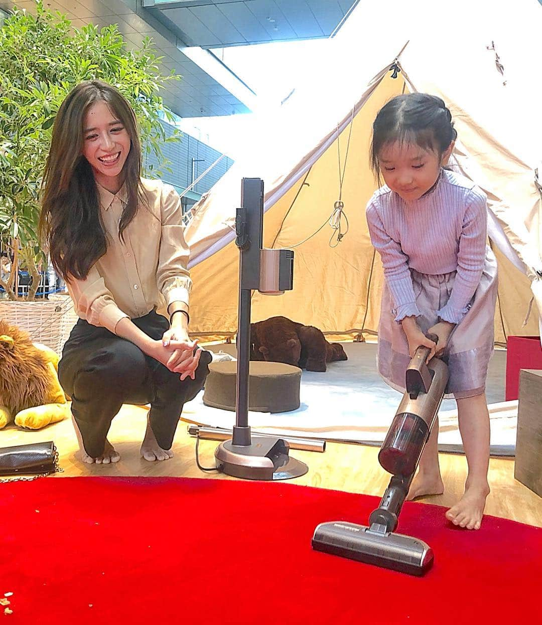 丸山悠美さんのインスタグラム写真 - (丸山悠美Instagram)「娘と二子玉川へ。 三菱電機さんにお招きいいただき、コードレスクリーナー『ZUBAQ』の体験イベントに参加してきました。 . 「たべこぼしCafé」や「キッズ体験エリア」ではZUBAQを使ったお掃除を体験できて楽しくて大喜びの娘！ . 女の子ってママのお手伝いが大好きですよね❤️ . ハンディ状態にすると 子供でも自分でお掃除ができちゃうのが素敵。 .  ワンタッチ着脱でホウキ感覚でサッと使えるのに、 ラグにこぼれたクロワッサンのポロポロが 一瞬で綺麗になって、物凄く感動&興奮したなぁ。 ...と同時に自分の主婦っぷりを実感。笑 .  経験上、掃除機は軽さと持ち運びやすさが命！ ラックや階段も楽々お掃除できました◎ .  気軽に手軽にササッと掃除できる ZUBAQは魅力満点です💯 . 26日まで開催しています☺︎ . . #ZUBAQ #三菱掃除機 #コードレススティッククリーナー #暮らしを楽しむ #こどものいる暮らし #親子 #5歳 #ママ #仲良し #kids #mama #家事 #時短家事  #お掃除 #家電 #happy #二子玉川 #子連れ #Promotion」9月26日 9時10分 - maruyumi