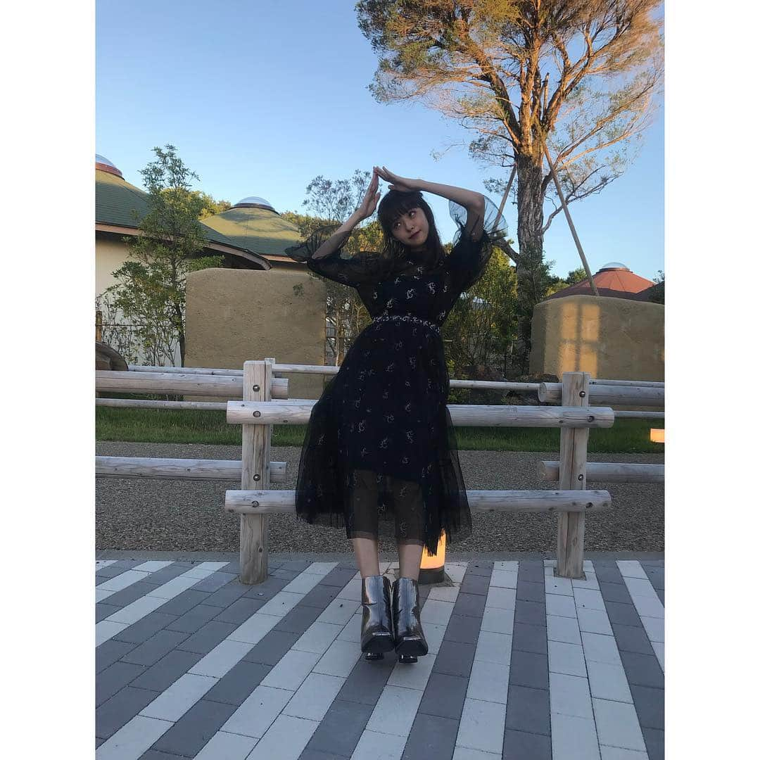 鈴木ゆうかさんのインスタグラム写真 - (鈴木ゆうかInstagram)「. . . タビフクの衣装は オール私服でスタイリングしたよ🐻  注目してほしいポイントです！ . ディナーの時は少し ドレッシーなワンピースで👗  なかなかお気に入り👐🏻 たまにはやっぱり 女の子っぽい服も着たいものです🤤 後ろ姿無敵にかわいいの！ . 夕陽もとってもきれいでした👀 .」9月26日 20時21分 - yuu_pl