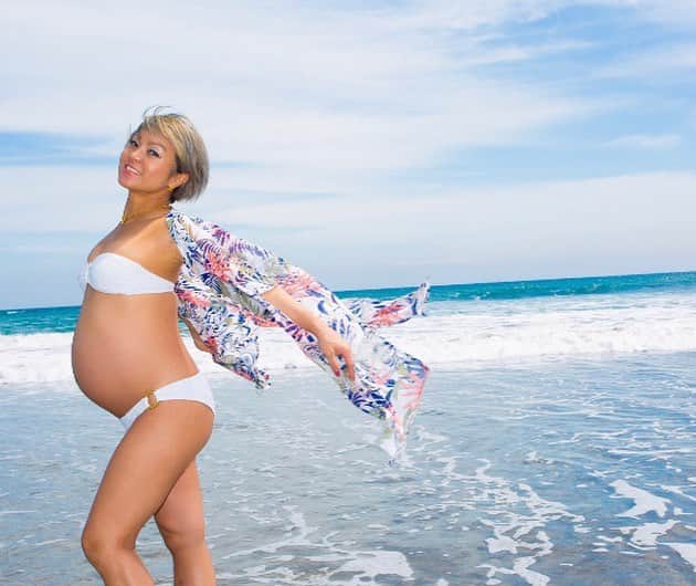 Nazukiのインスタグラム：「昨年の今日は、朝一でおしるしが来て、前駆陣痛が始まり、段々と本陣痛に変わり、戦っていた😨😭‼️ 昨年の今日まで、レンはまだこの世界にいなかったなんて😆💫😭 このお腹にいたなんて 不思議だなー✨✨ お腹にいる最後の日🤲 2017.9.26  いろいろと思い出すな😆  #maternityphotography #maternity #baby #babyboy #陣痛 #前駆陣痛 #本陣痛 #出産 #memorial」