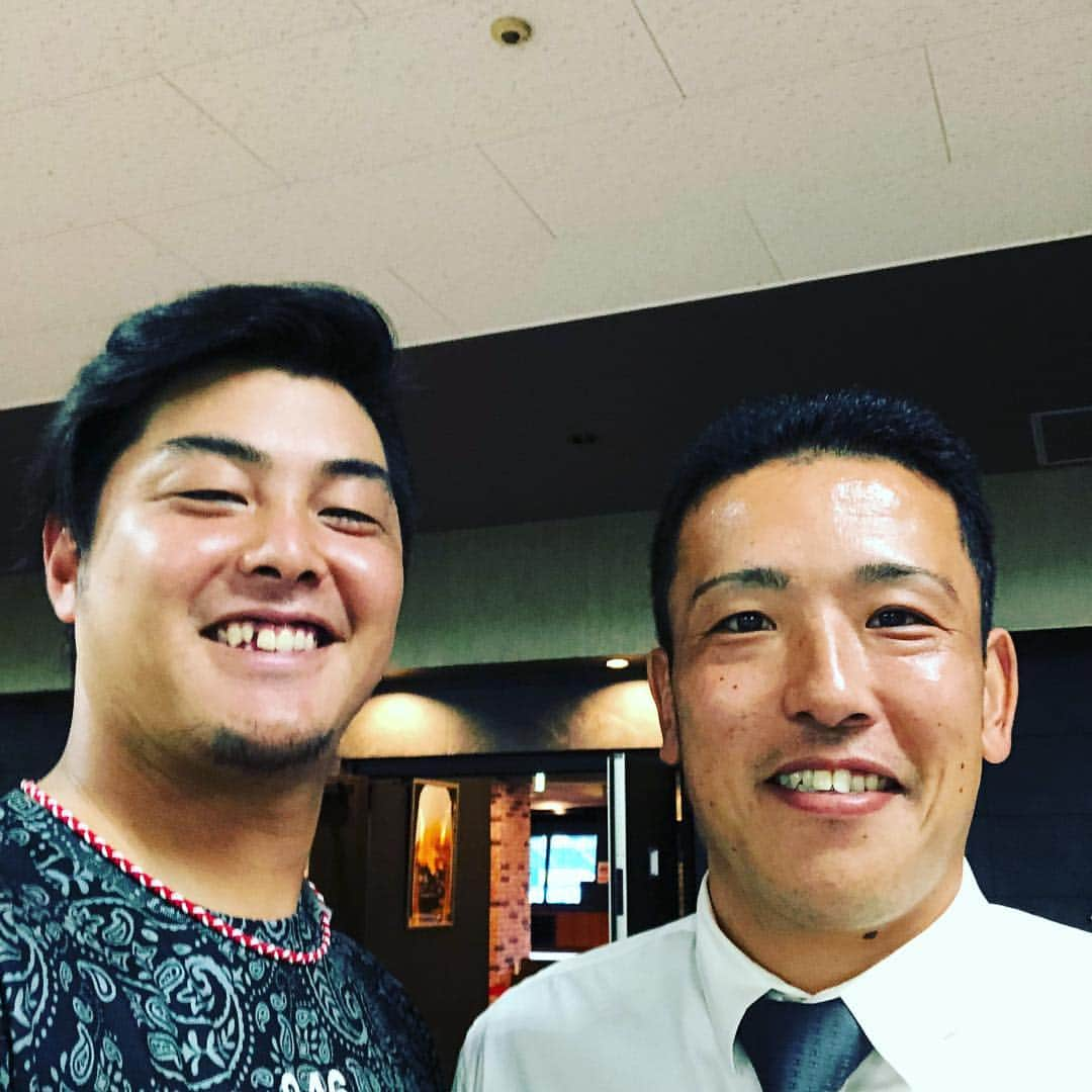 山下斐紹さんのインスタグラム写真 - (山下斐紹Instagram)「大隣さん！ 本当にお疲れ様でした！ 本当にお世話になった先輩で すごく残念ですが、 たまたま千葉で試合で球場であえて いつもと変わらない絡みしてくれて ホッとしました！ 僕はまだこれからですが 頑張ります！ #大隣さん#お疲れ様でした#いい笑顔」9月26日 19時17分 - ayatsugood29