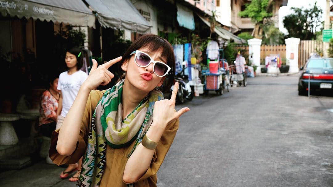水川あさみのインスタグラム：「いよいよ初回のバンコク編が差し迫っているので、メイキング的に撮り溜めてた写真をのっけちゃおうかしら。 とりあえずわたしひとりの写真から😎 タイってカラフル。  Tourist ツーリスト 🇹🇭水川の回 9/28  TBS 0:35〜 🇹🇼エライザちゃんの回 10/1  テレ東 0:12〜 🇻🇳おのまちの回 10/7  wowow 0:30〜  #Tourist #水川あさみ #池田エライザ #尾野真千子 #三浦春馬」