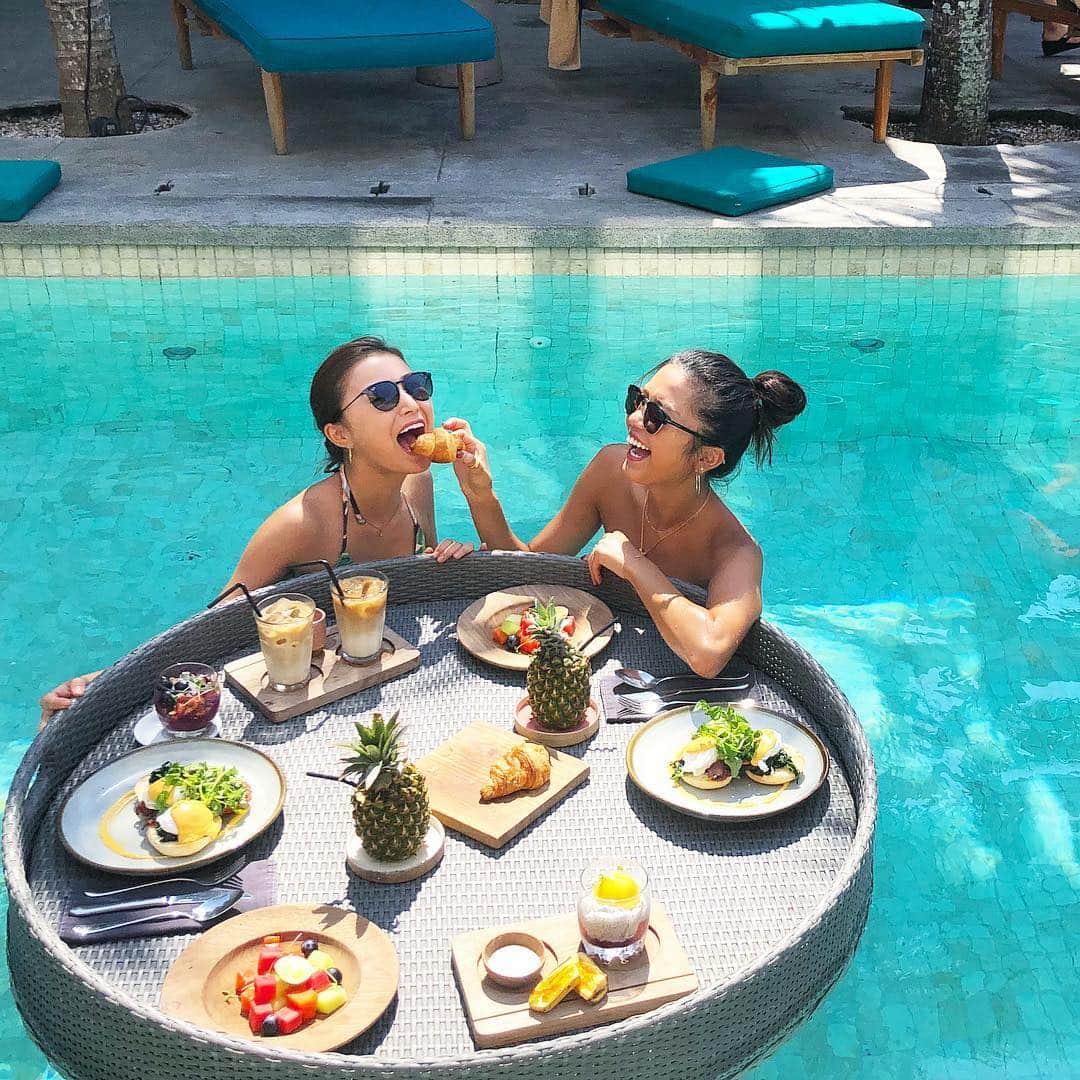 安田華乃さんのインスタグラム写真 - (安田華乃Instagram)「Baliの朝食は 毎朝プールで🍴♥️」9月26日 11時40分 - nanochuuun_