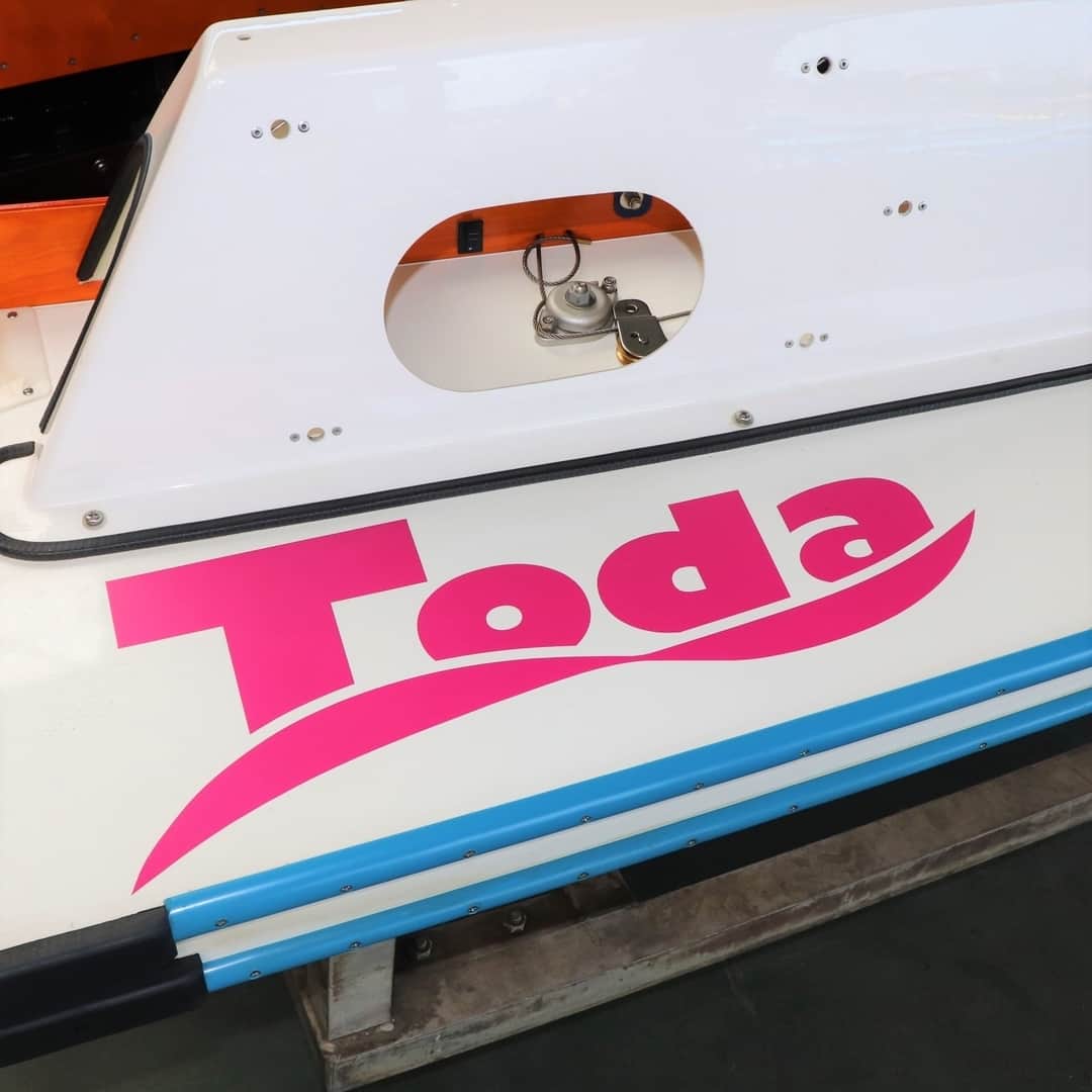 【公式】ボートレース戸田さんのインスタグラム写真 - (【公式】ボートレース戸田Instagram)「ピンクと青がレースを華やかに！ ・ 猛スピードで水面を走り抜けていくため、なかなか間近で見ることができないボート。 ・ レース場によってボートのデザインはさまざまですが、戸田のボートはピンクと青を基調にしています。ロゴのデザインがかっこいいですよね♪ ・ #ボートレース戸田#ボートレース#ボートレーサー#デザイン #boatracetoda#boatrace#boatraces#boatracer#戸田公園#戸田公園駅#ボレジョ#ボートレースガール#ボートレースな日々#boatraceweekend#モーターボート#モータースポーツ#スポーツ#スポーツ女子#スポーツ観戦#スポーツの秋#芸術の秋」9月26日 12時01分 - boatrace_toda