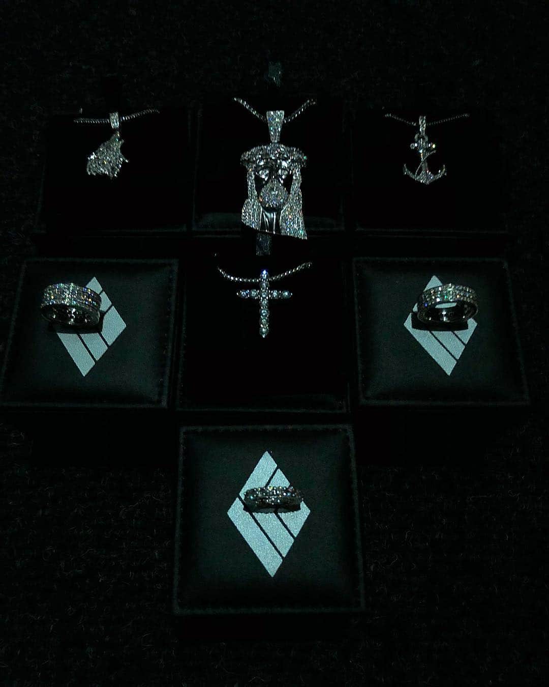 banvoxさんのインスタグラム写真 - (banvoxInstagram)「My new ice💎 @ifandco  jewelrylife #jewelry #harrywinston #icebox #tiffanyandco #louisvuitton #ifandco #highjewelry #star #ring #starring #customjewelry #ifandco #diamond #diamonds #pendant #jesus #wolf #anchor」9月26日 13時50分 - banvox