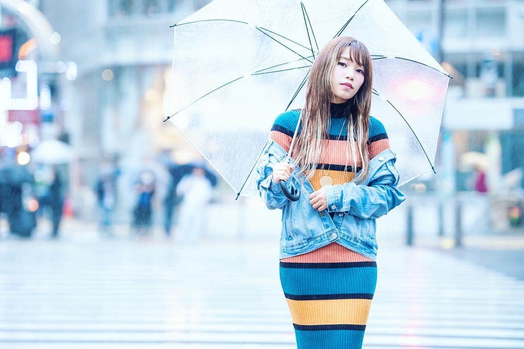 R!Nのインスタグラム：「Portrait. "scramble" . . 📷 Ryota Masuda . #street #shibuya #Portrait #model #photo #photography #camera #撮影 #ポートレート #雨 #夏 #被写体 #ワンピース #エクステ #longhair #girl #japan #halfblood #singer #vocalist #singersongwriter #Music #musicismylife #instagram #instalike #like4like #followme #👗 #イメチェン #vivid」