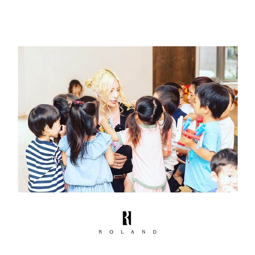 のインスタグラム：「- - 昨日は保育園でロケ！ - 当初は、子供達に名言を教えてあげるという企画だったはずが… 最終的にローランドがみんなにおもちゃにされて終わった！笑 - #ROLAND #帝王と天使達のコラボ #小さなローランダー達 #可愛すぎる」