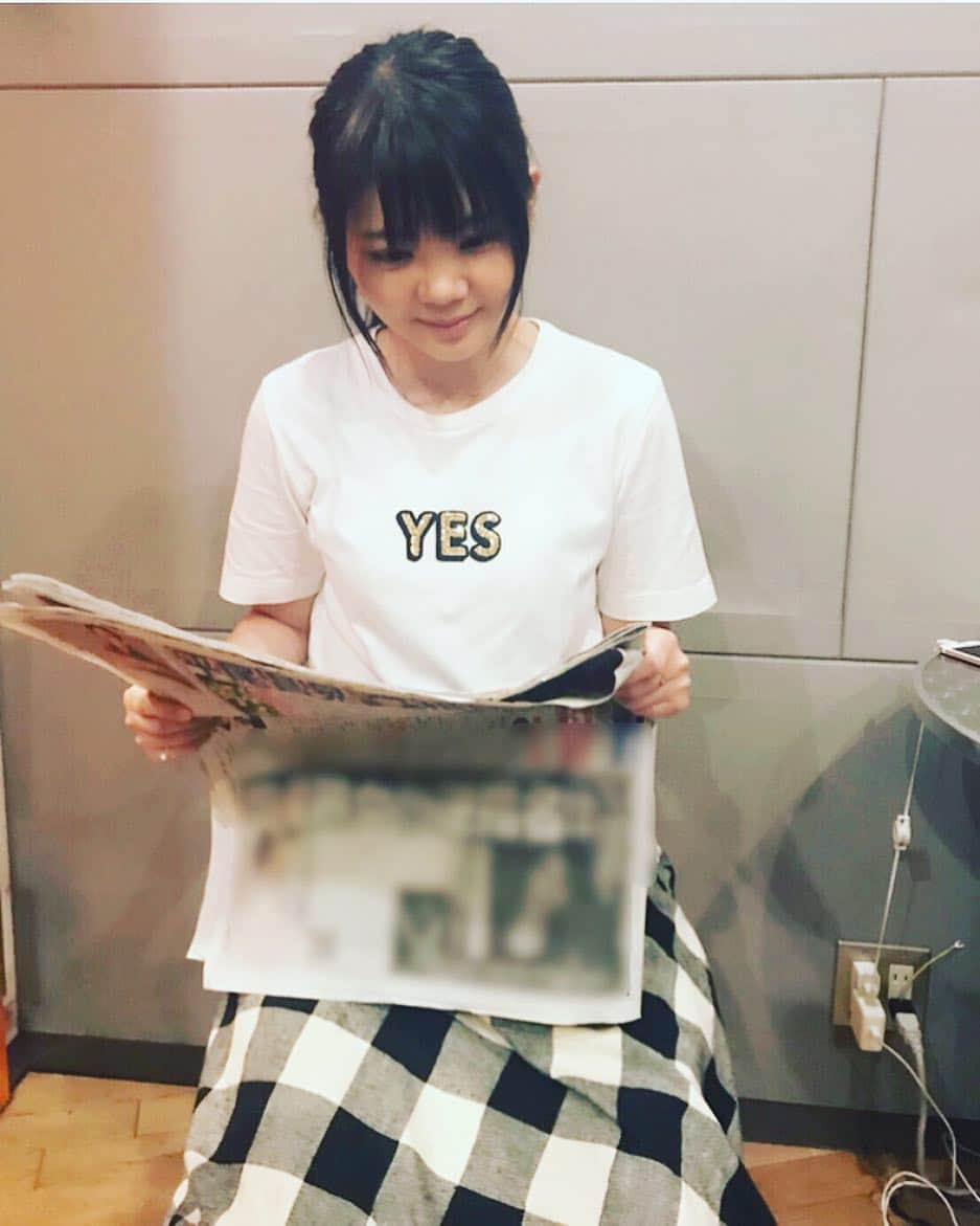 吉岡聖恵さんのインスタグラム写真 - (吉岡聖恵Instagram)「２０１９年に日本で開催される“ラグビーワールドカップ2019”のオフィシャルソング「World In Union」を吉岡聖恵が歌唱させて頂く事が発表されました❗️ドキドキ。 ✳︎ 【ラグビーワールドカップ】オフィシャルソング『World In Union』吉岡聖恵 https://youtu.be/SX3zJDGcORo ︎✳︎ なんと、全世界で展開されるオフィシャルソングです🌏👀✨ ✳︎ この「World In Union」は10月24日リリースのカヴァーアルバム『うたいろ』へ収録されるよ＾＾ あー！やっと言えて良かった✨ ✳︎ 歌詞が全部英語の曲なんて、レコーディングするの初めてでした！楽しんで頂けたら嬉しい🌼🌼🌼 ✳︎ 今日のスポーツ報知さんが取り上げて下さったのを眺める吉岡。 ✳︎ Photo  by  山下穂尊(^o^)✨ ✳︎ ✳︎ #ラグビーワールドカップ2019オフィシャルソング #World_In_Union #全編英語歌詞は初めて #山下穂尊 #ほっちんぐ」9月26日 20時14分 - kiyoe_yoshioka_official