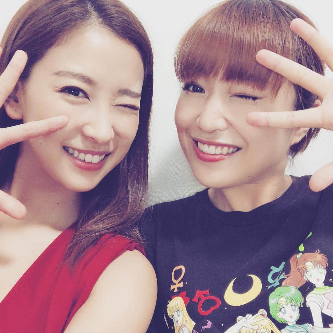 のインスタグラム：「ふうさんらすとじゃぱん 前の写真も引っ張り出す← またしばらく日本から出ちゃうふうさん。 飛ぶ✈️前にやりたいの！って言ってたのでやりたい事に付き合ってあげました🤣🤣 別人なやつが1枚。それです🙋‍♀️ww . そしてちょっと前にうちにきて 服と靴を大量にもらって行きました笑👚👠👟おかげでクローゼットが少し空いた🙊✨ その時にとりあえず真似してってゆわれて撮ったtiktokレズではありません← 日本最終日にちょっとだけお茶したけどなんか明日飛ぶ✈️気がしないwww 飛ばねーんじゃねーか説ww とりあえず向こうでもがんば！！💪 . . . #らすとじゃぱん #明日飛ぶ #✈️ #たぶん #とりあえず #動画だよ #に毎回ひっかかる #最後はお互いどすっぴんで会う #気合い入れて #おんざまゆ #幼くなった #笑 #双子コーデ #もお一生やらないよ #らぶゆ #bye #会いにいけたらいきます」
