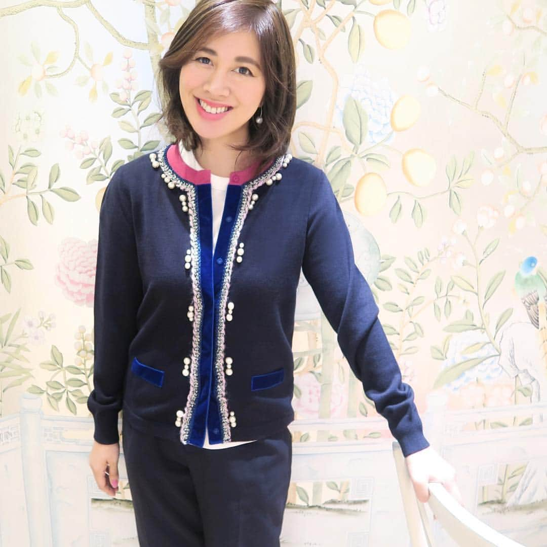 小川淳子のインスタグラム：「今日の私服♡ 発売を楽しみにしていた パールパイピングニット！ カラーリングもとっても素敵で🎶 アクセサリーいらずの華やかさ💞  寒くなってきたので 1枚で素敵なニットは 重宝します💐♡ @chestystyle_official #chesty #outfit #ootd #coordinate」