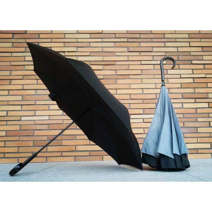 カインズさんのインスタグラム写真 - (カインズInstagram)「従来の傘と違い、“逆さ”に開く新しいタイプの傘『逆さ傘』。 . 「車を乗り降りするときに、傘を開閉しにくい。」 「傘についた雨水で手や服が濡れてしまう。」 「自立しないので、手が離せない。」 そんな悩みを一気に解決した傘が『逆さ傘』です。 . 逆さに開くから、車の乗降など狭い場所でも傘の開閉が楽々。傘を畳んだ時に濡れていない面が外側にくるので、巻く時、持ち運ぶ時にも手や衣服が濡れず、車内や満員電車でも周りが濡れてしまう心配がありません。 また、支えや傘立てがなくても自立するので、ちょっと手を使いたいときに場所を選ばず自由に置く事ができます。 新しいスタイルの『逆さ傘』で、快適な雨の日を過ごしてみませんか。 . 逆さ傘 60cm ブラック/ブラック 商品コード　4549509293569 価格 1,480円(税込) . 逆さ傘 60cm ブラック/グレー 商品コード　4549509293576 価格 1,480円(税込) . 逆さ傘 60cm ブルー/ネイビー 商品コード　4549509293583 価格 1,480円(税込) . 詳しくはこちら http://www.cainz.com/shop/g/g4549509293569/ . #逆さ傘 #雨の日 #車 #濡れない #自立 #upsidedownumbrella #rainyday #car #notwet #standon #cainz #CAINZHOME #カインズ #カインズホーム #くらしにららら」9月26日 15時10分 - cainz_official