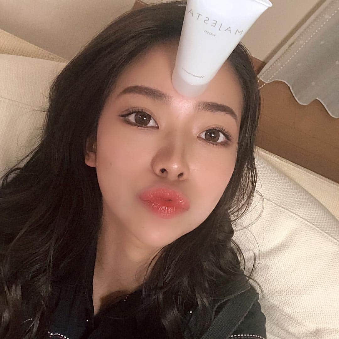 のインスタグラム：「. にょーん🙋🏻‍♀️(ナンヤソレ) 以前ナリス化粧品様から化粧品を 頂きまして、洗顔の仕方を 教えて頂きました🙋🏻‍♀️🙋🏻‍♀️🌸 昨日は超音波のエステと、 マッサージの方法を教えて頂きました😆💕 ツルツルお肌のためにこれからも 毎日サボらず頑張ろうと思います😊❤️ . 本番まであと1ヶ月と少しとなりました！ 投票の方もよろしくお願い致します😊💕💕 https://misscolle.com/konan2018/vote .  #ミスキャンパス甲南2018 #ミスターキャンパス甲南2018 #甲南 #ミスキャンパス #ミスターキャンパス #ミスコン #ミスターコン #ファイナリスト #ミスキャン #ミスターキャン #大学生 #甲南大学 #関西 #岡本 #神戸 #misscampus #mrcampus #konan #kobe #2018」