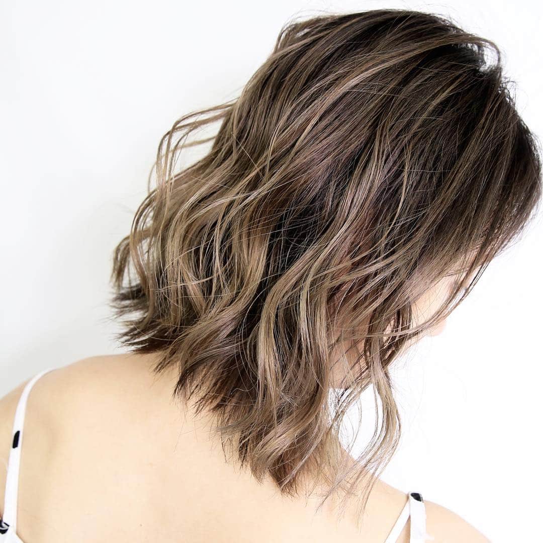 のインスタグラム：「* 【MATERIA × 3 Salons Create】 外国人化☆highlight gradation ・ 使用色はこちら👇 #マテリア メタリック、アッシュ、ベージュ、バイオレット ・ 海外スナップをイメージした抜きっぱなしカラー📸✨ ・ ・ 🎈🎈🎈🎈___________________ 様々なカラーデザインのレシピを @materia_lebel HPにて絶賛ご紹介中📽✨ プロフィールにURL貼り付けてます💨 ___________________🎈🎈🎈🎈 ・ ・ by suburbia @suburbia_hair_tokyo * * #マテリア #material  #ヘアカラー #haircolor  #外国人風カラー  #ヘアカラーアッシュ  #アッシュベージュカラー  #バイオレットカラー  #ハイライト #highlight  #hightone  #ハイトーンカラー  #グラデーション #gradation  #サロンカラー #デザインカラー #color #hair  #カラーレシピ #カラーデザイン  #美容師さんと繋がりたい #美容学生と繋がりたい  #美容 #beauty #美容師  #ルベル #lebel  #タカラベルモント #takarabelmont  #suburbia」