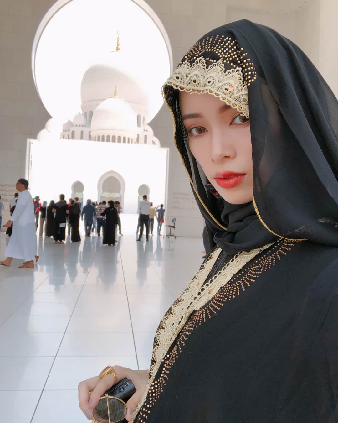 尾崎紗代子さんのインスタグラム写真 - (尾崎紗代子Instagram)「ドバイの女性の民族衣装である アバヤはドバイモールで購入。 これでモスクに入れる('ω') 私達が行ったのはアブダビにある 「シェイク・ザイード・モスク」。 まさに圧巻。美しさに開いた口が塞がらない。 このモスクの写真を載せたらやっと ドバイの話おわり('ω') #dubai #mosque #abudhabi #sheikhzayedmosque #ドバイ旅 #家族旅行 #モスク #シェイクザイードモスク #アバヤ #ヒジャブ #عباءة #hijab #hijabfashion #hijabista 4枚目よく見たら半目。」9月26日 17時04分 - osayo_osayo