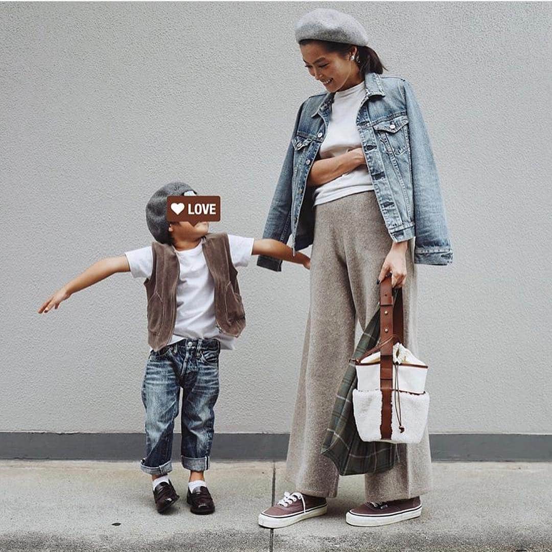のインスタグラム：「. たくさんお問い合わせを頂いておりました ✔️mouton bag/Combi,Camel,Bordeaux ✔️Fringe Bucket Bag/Camel,Black ✔️FLAT TOTE Bag/Beige×Green は9/30(sun)22:00〜⏰ 再販売致します😌✨ . 1枚目 hat...#beautyandyouth  jk...#stunninglure  pants...#HYKE shoes...#vans bag...#AYAKO . . vest/cap...#eastendhighlanders  denim...#denimdungaree #fith社  socks...#hm shoes...#eastendhighlanders × #haruta .」