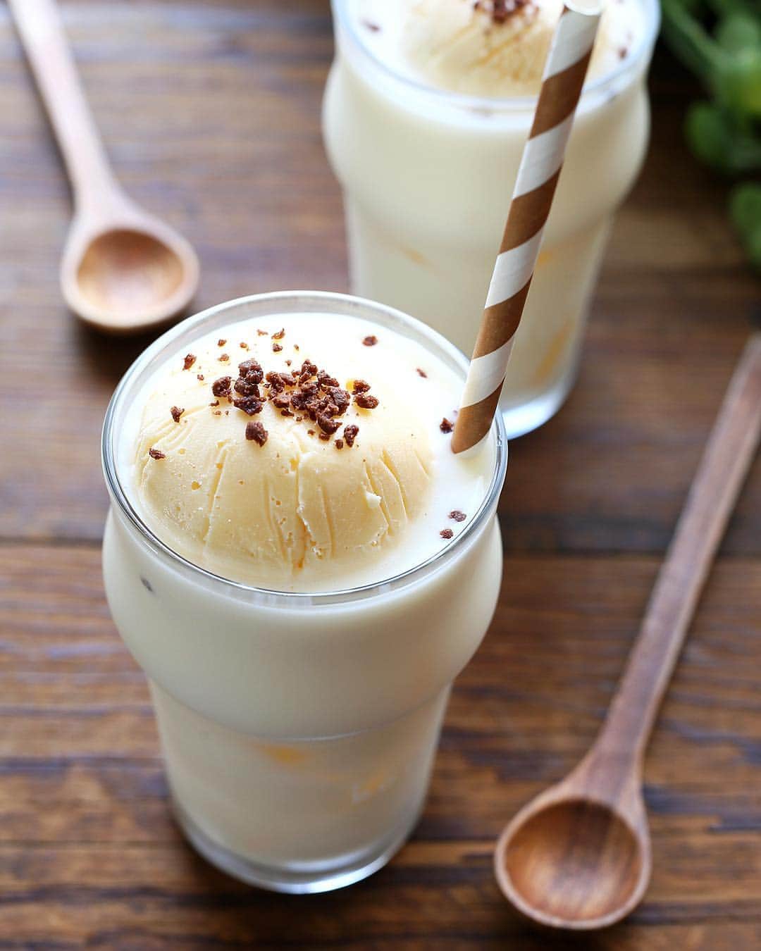 Natural Healthy Standard.さんのインスタグラム写真 - (Natural Healthy Standard.Instagram)「⠀ 【レシピ：バニラ風味のバナナオレフロート】 すっかり秋モードですが、まだ少し暑さを感じる日も💦 健康的なスムージーを使った、甘くて冷たいドリンクデザートはいかがでしょうか🤗✨ ⠀ 材料（2人分） ■バナナオレ ・ジャンプアップスムージーバニラ風味（付属のスプーン2杯） ・牛乳（200ml） ・バナナ（1本） ・氷（グラスにたっぷり） ⠀ ■トッピング ・バニラアイス（適量） ・チョコクランチ（あれば少々） ⠀ ⠀⠀⠀⠀⠀⠀ 作り方 ①シェイカーにジャンプアップスムージー粉末と牛乳を加えて、しっかりと混ぜ合わせる。 ②ミキサーに千切ったバナナと①を加えてかき混ぜる。 ③グラスに氷をたっぷりと加え、②を2等分にし注ぎ入れる。 （泡が気になる場合は、網目の荒い茶こしやざる等でこしながら注ぎ入れると綺麗に仕上がります） ④キンキンに冷やしたバニラアイスを乗せて、好みでチョコクランチを散らせばできあがり♪ ⠀ 育ち盛りのお子様と一緒に楽しんで🙌 ⠀ @naturalhealthystandard」9月26日 17時44分 - naturalhealthystandard