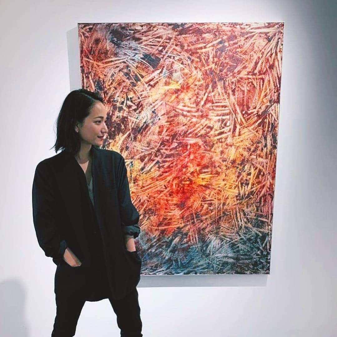 中瀬萌のインスタグラム：「改めまして、﻿ 六本木 CLEAR GALLERY TOKYOにて﻿ 約二週間開催致しました、﻿ ﻿ 個展 『Beyond』が9/24に終了しました。﻿ お越しくださった皆様、﻿ 本当にありがとうございました。﻿ ﻿ 今回、キュレーターの CLEAR GALLERY TOKYOの 中牟田さん、そして﻿ Woolyの鶴田さんに心からの感謝を。﻿ そしてギャラリースタッフの方々も﻿ ご協力ありがとうございました。﻿ ﻿ 展示作品、半数以上が売約となり、﻿ また、購入してくださった方の内﻿ ほぼ大半の方が、アート作品を始めて買うということでした。人生で初めて購入する絵を﻿ 私の作品の中から選び、決めて下さったこと﻿ ﻿ とても感慨深く、そして、﻿ なんでしょう、、﻿ なんだかまだ緊張しています。﻿ ﻿  そして、ギャラリーに足を踏み入れるのが 初めてという方も本当に沢山いらっしゃいました。 そうゆう方が来てくれるのは、すごく嬉しいですね。 ﻿ ﻿ 作品を壁に掛け、観たとき 生きている実感がしました。﻿ ﻿ 絵に血管が流れているような。 ﻿  また作ります。続けます どうぞまた ﻿ 生々しい絵たちを。﻿ ﻿ ﻿ ﻿ ありがとうございました。﻿ 次は来年かな。  ゆっくりと、正直に 強く。 ﻿」