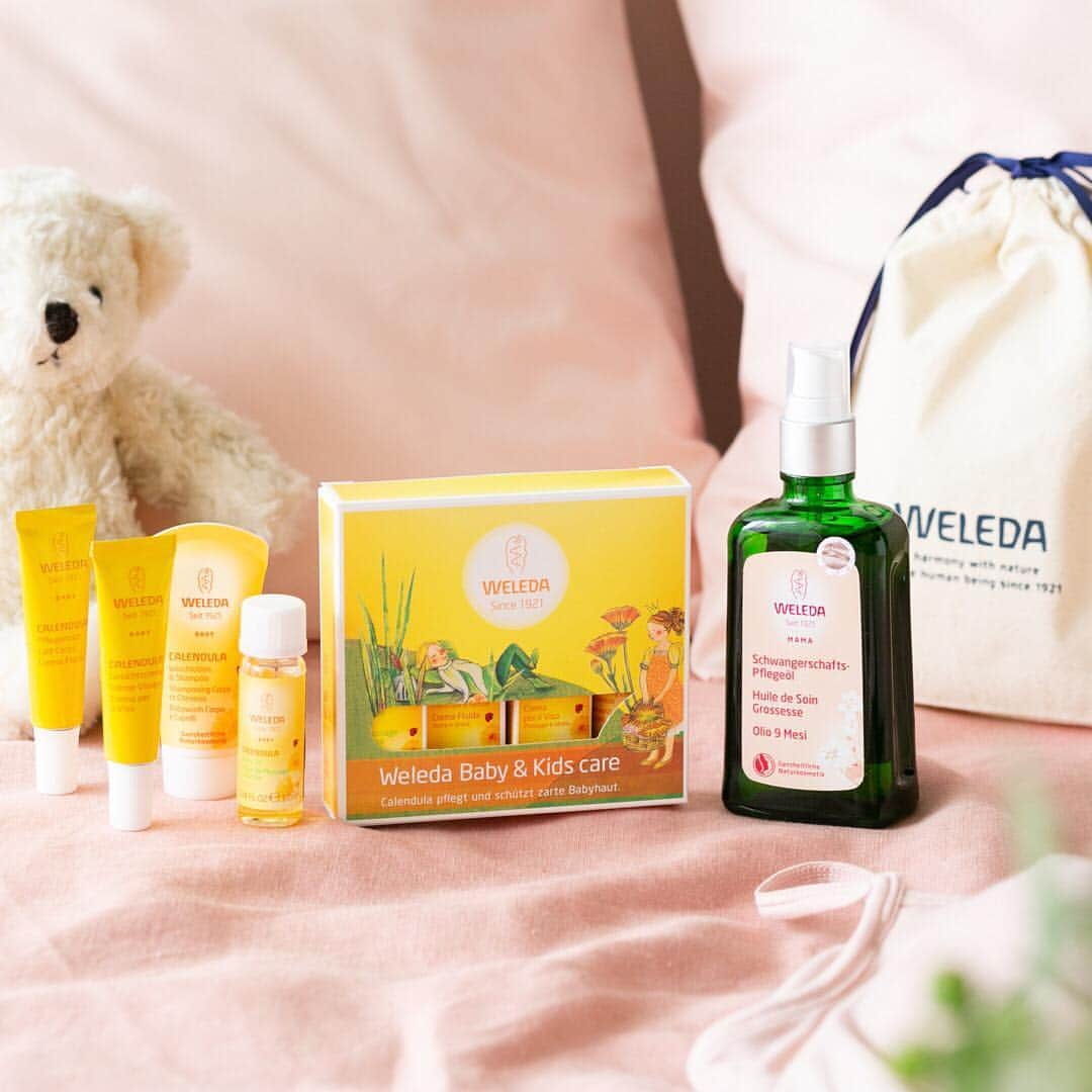 ヴェレダ Weleda Japanさんのインスタグラム写真 - (ヴェレダ Weleda JapanInstagram)「【プレゼントにも】 産休ギフトやちょっとした出産祝いにヴェレダの「カレンドラベビースターターセット」と「マザーズボディオイルはいかがでしょうか。  プレゼントにもらうものって、生まれてくるベビーのものがほとんど。 これから出産を迎えるママ向けのプレゼントって、とっても喜ばれるんです。  ヴェレダ製品の中でもファンが多いマザーズボディオイルはしっかりと保湿、そしてローズとネロリの優しい香りにとっても癒されます。 カレンドラベビースターターセットはベビー製品のお試しセット。持ち運びにもピッタリなサイズ♪ 大切な赤ちゃんが使うものだから、一度は事前に試してみるのもいいかもしれないですね。 ・・・・・・・・・・・・・・・・・・・ ＜ヴェレダオンラインショップ限定＞ 【ラッピング済み】ベビー&ママ ハーモニーギフト ¥5,300円（+税） ・・・・・・・・・・・・・・・・・・・ #ヴェレダ #weleda #カレンドラ #ベビー #ベビーウォッシュ #保湿 #マッサージ #敏感肌 #ママコスメ #オーガニック #ナチュラル #ベビーマッサージ #ベビーケア #ベビーグッズ #ベビー用品 #オーガニッククコスメ #敏感肌 #デリケート #フラボノイド #プレママ #プレママレポ #マタニティ #出産準備 #出産祝い」9月26日 17時48分 - weleda_japan