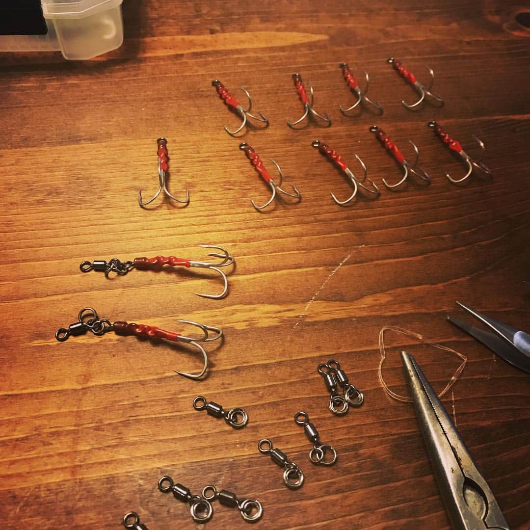 井手大介のインスタグラム：「タチウオ釣りアシストフック内職マシーンと化している #自作」