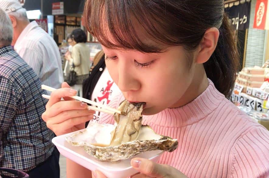 島津咲苗さんのインスタグラム写真 - (島津咲苗Instagram)「大きい牡蠣を食べました🤤 . . #真牡蠣 #牡蠣 #海鮮 #食べ歩き #市場 #新鮮な牡蠣 #醤油とレモンで #ぺろり #🤤 #金沢観光 #石川観光 #金沢 #近江町市場 #近江町 #近江町市場食べ歩き」9月26日 18時16分 - sanae_shimazu