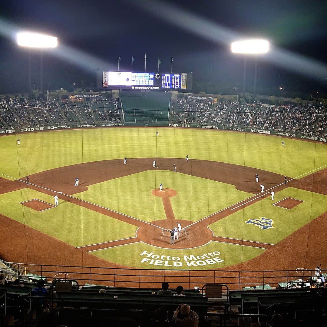 スカパー！プロ野球さんのインスタグラム写真 - (スカパー！プロ野球Instagram)「. スカパー！プロ野球インスタ中の人です。 今回はオリックスの第2のホーム・ほっともっとフィールド神戸へ行ってきました！ . ほっともっと神戸(旧・グリーンスタジアム)はかつてのオリックスブルーウェーブの本拠地！あのイチロー選手も愛したといわれる球場です。 球場の周囲は緑に囲まれ、開放的なグラウンドと純天然芝で日本一美しいともいわれるこの球場！ 今年で開場30年を迎えたそうです♪すこしレトロな感じもいいですね(^^) . 客席からグラウンドも近い～！#BsGirls もすぐそこに！この日は花火も上がりました♥️まわりが公園のせいかほかの球場よりも上がる花火の大きいこと！(ﾟoﾟ) . 内野席もほぼネットがないので見やすいですが、ファールボールには気をつけましょう！ちなみにファールボールが飛んできたときの注意喚起アニメーションは#バファローベル の鬼気迫る表情に注目です。笑 . すっかり定着した#バファローズポンタ！この日もマスコット持参のファンの方がたくさんいました♪ . 今回ペットボトルキャップマスコット付きチケットで観戦したのですが、#金子千尋 投手のキャップが当たり！！う～ん、なんとなく似ているような・・？ . . . . #プロ野球 #baseball #スカパープロ野球インスタ中の人 #スカパープロ野球インスタ特派員 #野球女子 #野球好きな人と繋がりたい #オリックスバファローズ #バファローズ #orixbuffaloes #buffaloes #ほっともっと神戸 #オリ姫 #スカッピー #野球観戦 #野球観戦楽しい #もっと野球観戦の楽しさを知ってもらいたい」9月26日 18時29分 - sptv_baseball