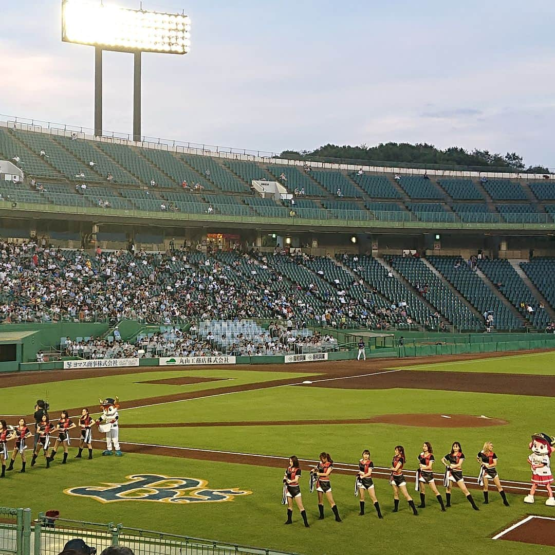 スカパー！プロ野球さんのインスタグラム写真 - (スカパー！プロ野球Instagram)「. スカパー！プロ野球インスタ中の人です。 今回はオリックスの第2のホーム・ほっともっとフィールド神戸へ行ってきました！ . ほっともっと神戸(旧・グリーンスタジアム)はかつてのオリックスブルーウェーブの本拠地！あのイチロー選手も愛したといわれる球場です。 球場の周囲は緑に囲まれ、開放的なグラウンドと純天然芝で日本一美しいともいわれるこの球場！ 今年で開場30年を迎えたそうです♪すこしレトロな感じもいいですね(^^) . 客席からグラウンドも近い～！#BsGirls もすぐそこに！この日は花火も上がりました♥️まわりが公園のせいかほかの球場よりも上がる花火の大きいこと！(ﾟoﾟ) . 内野席もほぼネットがないので見やすいですが、ファールボールには気をつけましょう！ちなみにファールボールが飛んできたときの注意喚起アニメーションは#バファローベル の鬼気迫る表情に注目です。笑 . すっかり定着した#バファローズポンタ！この日もマスコット持参のファンの方がたくさんいました♪ . 今回ペットボトルキャップマスコット付きチケットで観戦したのですが、#金子千尋 投手のキャップが当たり！！う～ん、なんとなく似ているような・・？ . . . . #プロ野球 #baseball #スカパープロ野球インスタ中の人 #スカパープロ野球インスタ特派員 #野球女子 #野球好きな人と繋がりたい #オリックスバファローズ #バファローズ #orixbuffaloes #buffaloes #ほっともっと神戸 #オリ姫 #スカッピー #野球観戦 #野球観戦楽しい #もっと野球観戦の楽しさを知ってもらいたい」9月26日 18時29分 - sptv_baseball