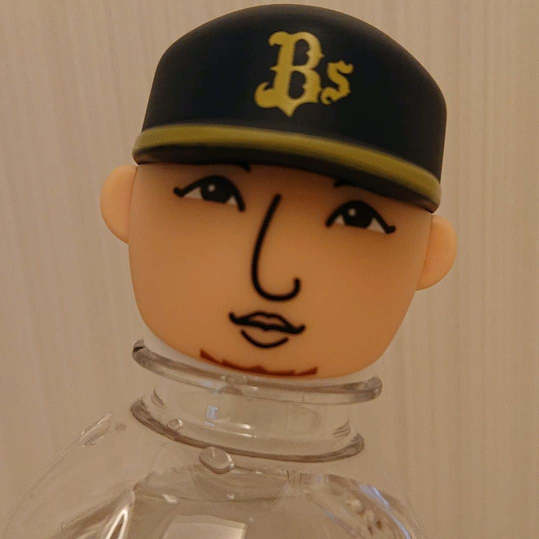 スカパー！プロ野球さんのインスタグラム写真 - (スカパー！プロ野球Instagram)「. スカパー！プロ野球インスタ中の人です。 今回はオリックスの第2のホーム・ほっともっとフィールド神戸へ行ってきました！ . ほっともっと神戸(旧・グリーンスタジアム)はかつてのオリックスブルーウェーブの本拠地！あのイチロー選手も愛したといわれる球場です。 球場の周囲は緑に囲まれ、開放的なグラウンドと純天然芝で日本一美しいともいわれるこの球場！ 今年で開場30年を迎えたそうです♪すこしレトロな感じもいいですね(^^) . 客席からグラウンドも近い～！#BsGirls もすぐそこに！この日は花火も上がりました♥️まわりが公園のせいかほかの球場よりも上がる花火の大きいこと！(ﾟoﾟ) . 内野席もほぼネットがないので見やすいですが、ファールボールには気をつけましょう！ちなみにファールボールが飛んできたときの注意喚起アニメーションは#バファローベル の鬼気迫る表情に注目です。笑 . すっかり定着した#バファローズポンタ！この日もマスコット持参のファンの方がたくさんいました♪ . 今回ペットボトルキャップマスコット付きチケットで観戦したのですが、#金子千尋 投手のキャップが当たり！！う～ん、なんとなく似ているような・・？ . . . . #プロ野球 #baseball #スカパープロ野球インスタ中の人 #スカパープロ野球インスタ特派員 #野球女子 #野球好きな人と繋がりたい #オリックスバファローズ #バファローズ #orixbuffaloes #buffaloes #ほっともっと神戸 #オリ姫 #スカッピー #野球観戦 #野球観戦楽しい #もっと野球観戦の楽しさを知ってもらいたい」9月26日 18時29分 - sptv_baseball